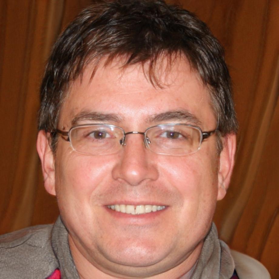 Portrait de Maxence Dufresne, expert en analyse financière comportementale